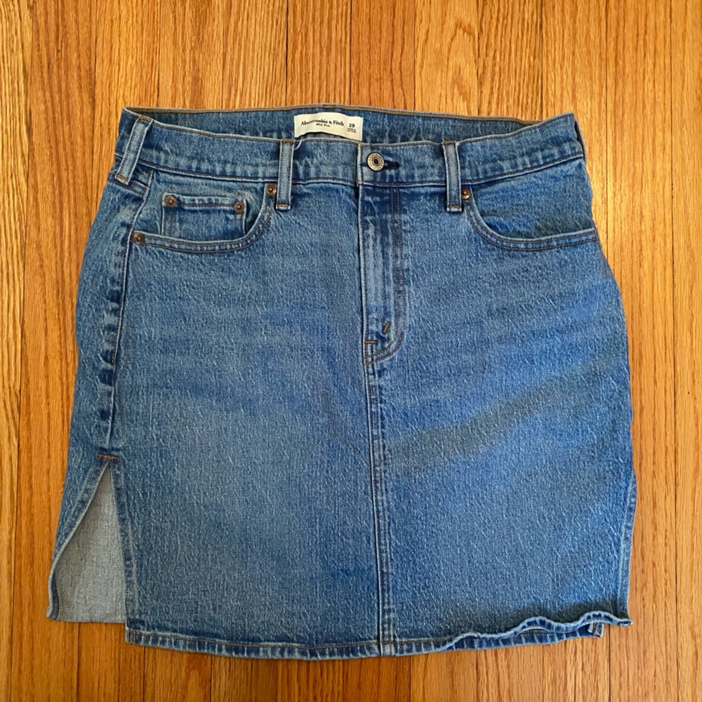 A&F Midrise Skirt